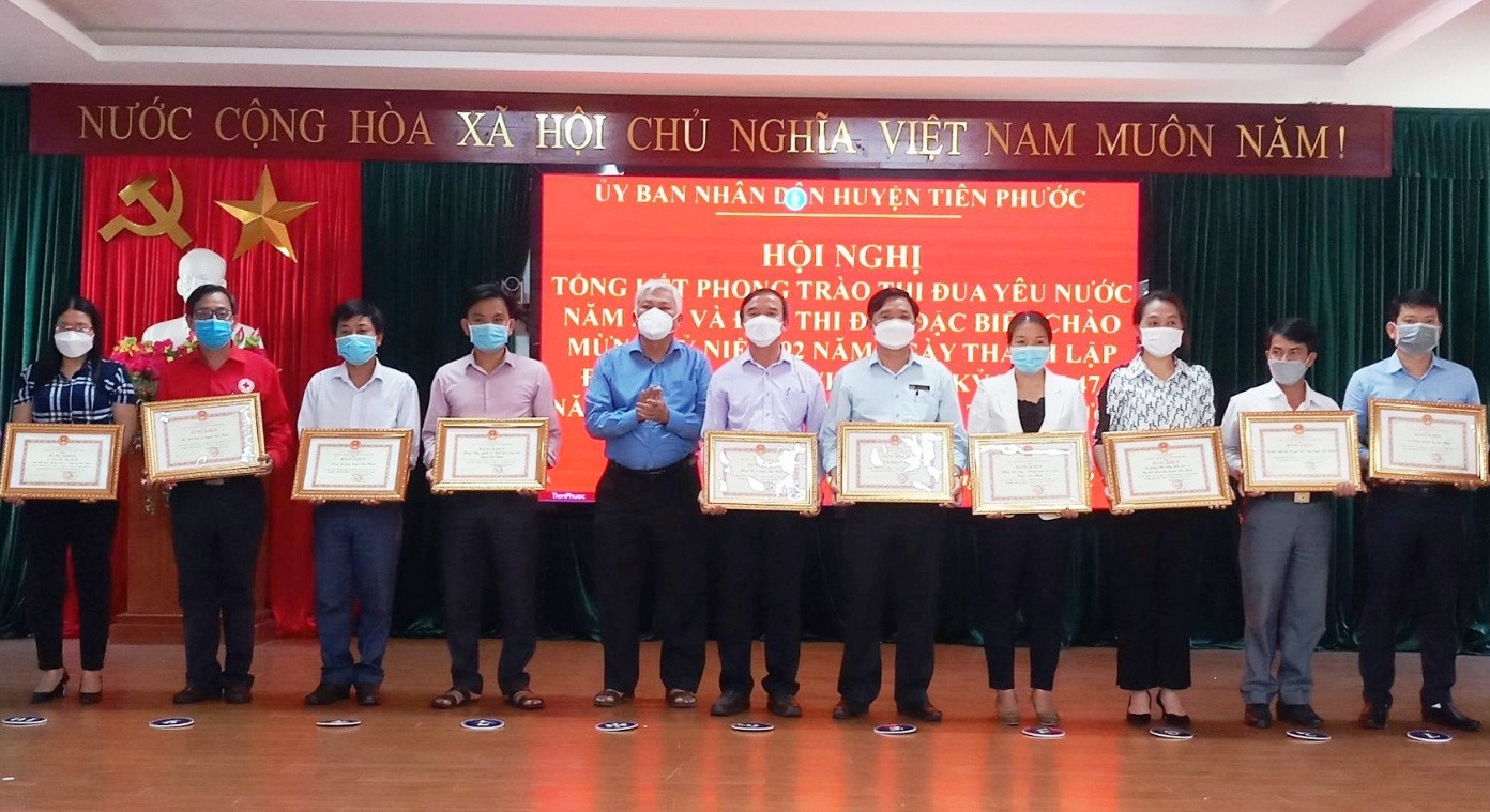 Lãnh đạo huyện Tiên Phước tuyên dương khen thưởng cho các tập thể, cá nhân thực hiện tốt phong trào thi đua yêu nước năm 2021. Ảnh: NGUYỄN HƯNG