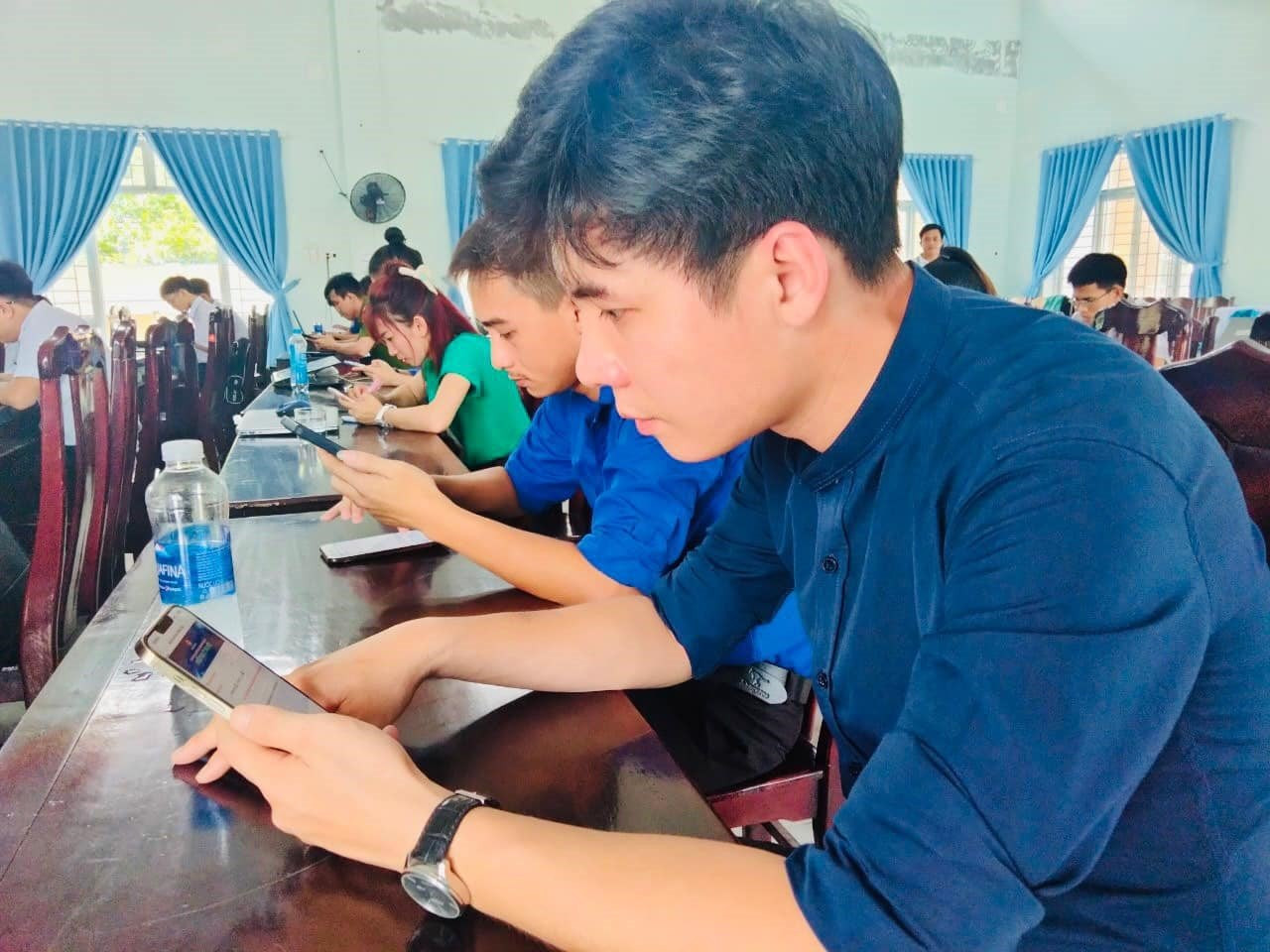 Thí sinh quét mã QR để làm bài thi và nhận bài thực hành