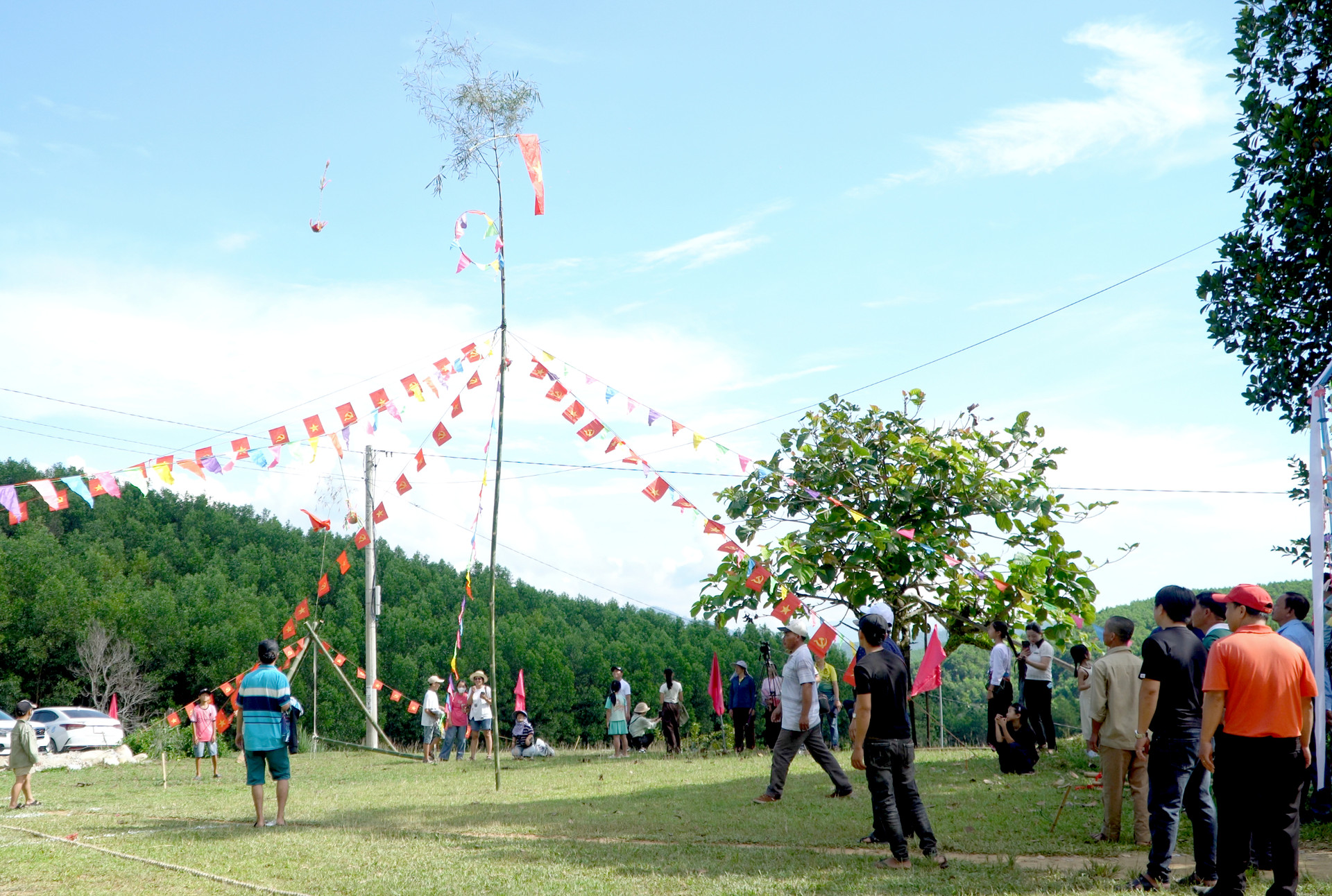 Người dân chơi trò chơi ném còn truyền thống. Ảnh_ PHAN VINH