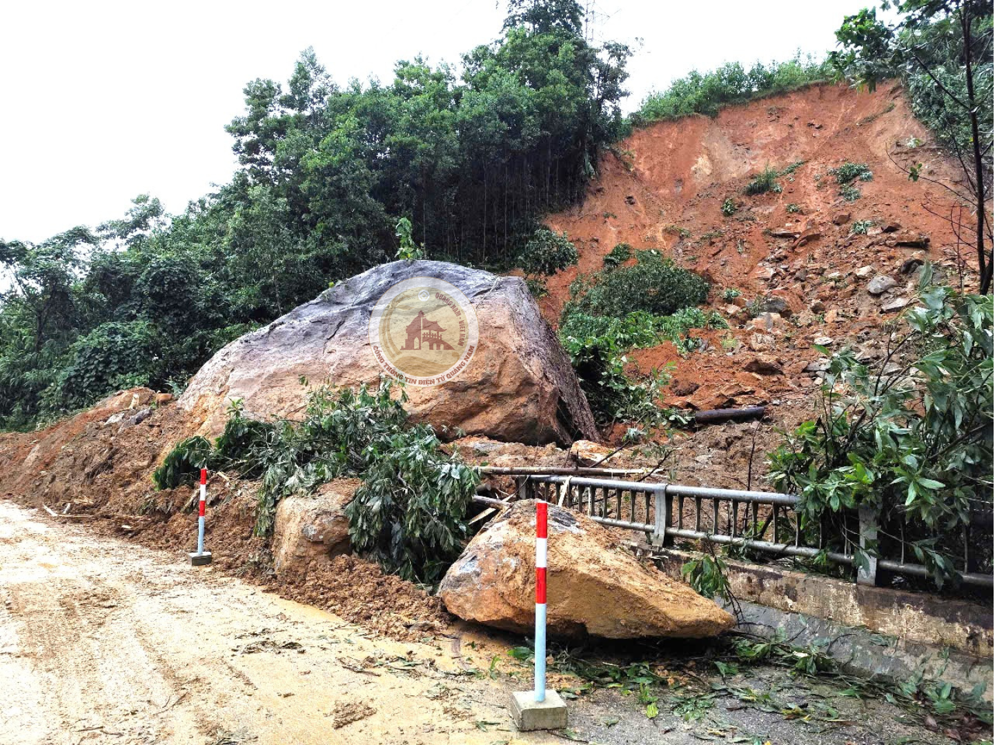 Quảng Nam: Cầu ĐakMi 1 bị hư hỏng, cấm phương tiện trọng tải lớn lưu thông 