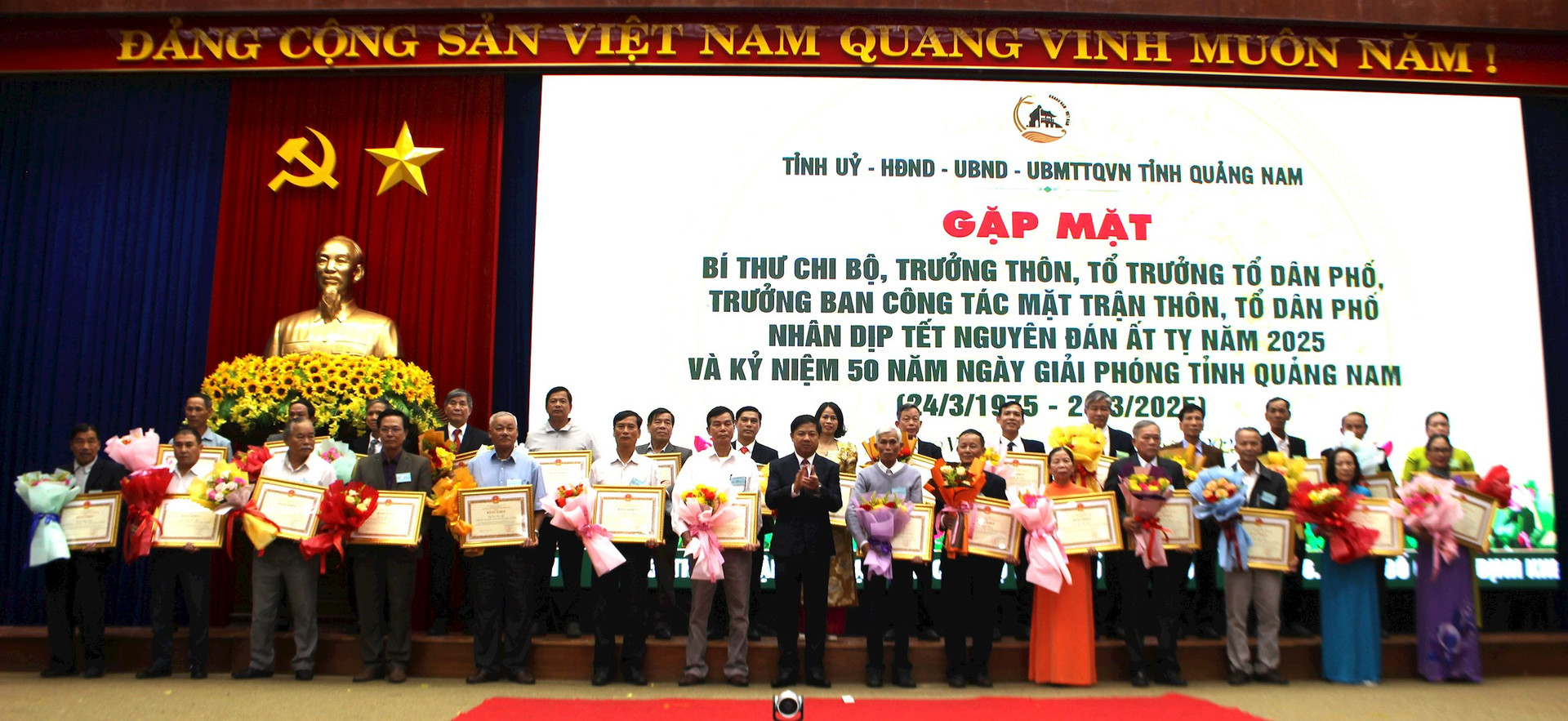 Bí thư Tỉnh ủy Lương Nguyễn Minh Triết tặng Bằng khen và hoa chúc mừng cán bộ thôn, tổ dân phố.