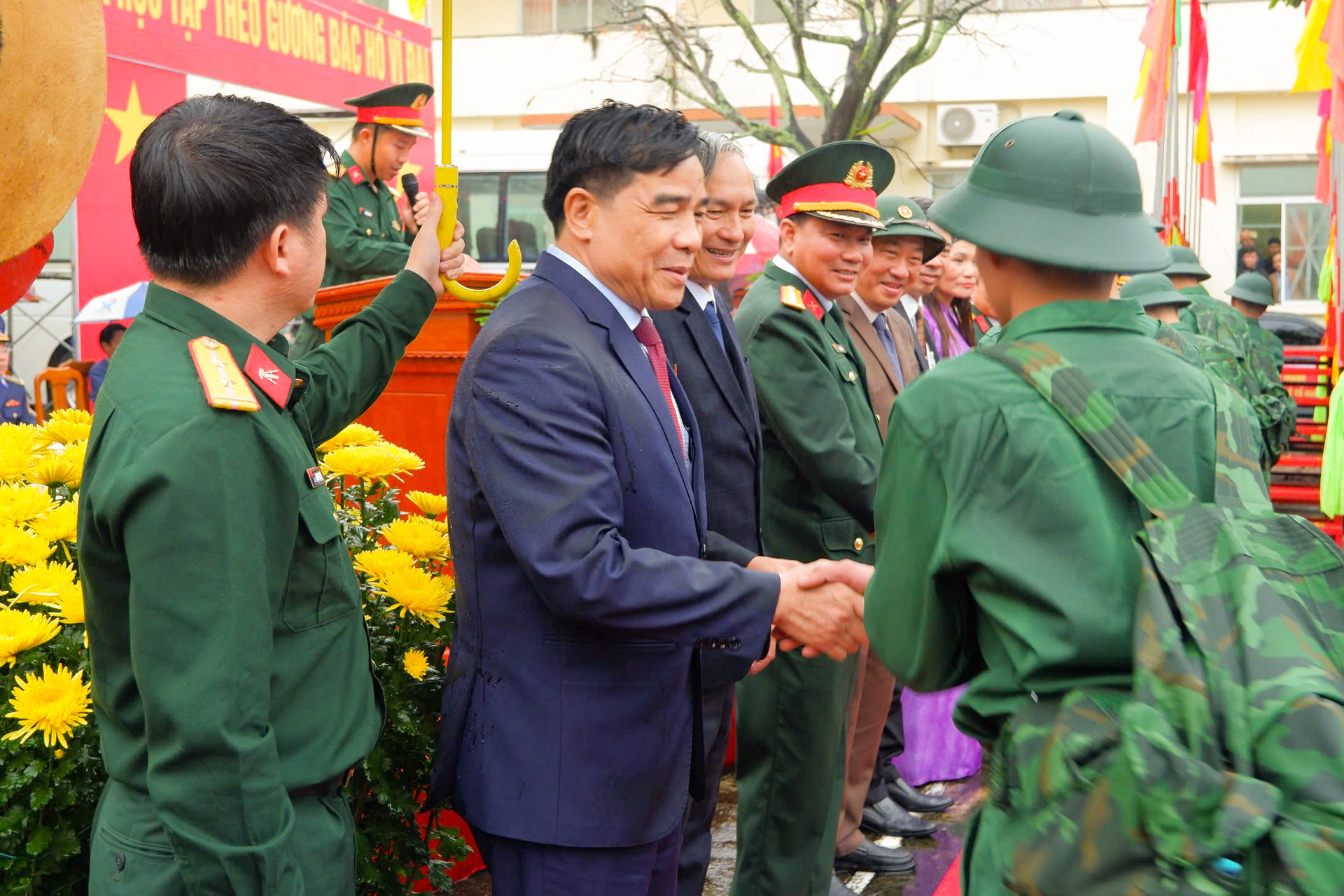 Đồng chí Chủ tịch UBND tỉnh Lê Văn Dũng cùng lãnh đạo huyện Núi Thành động viên các tân binh.