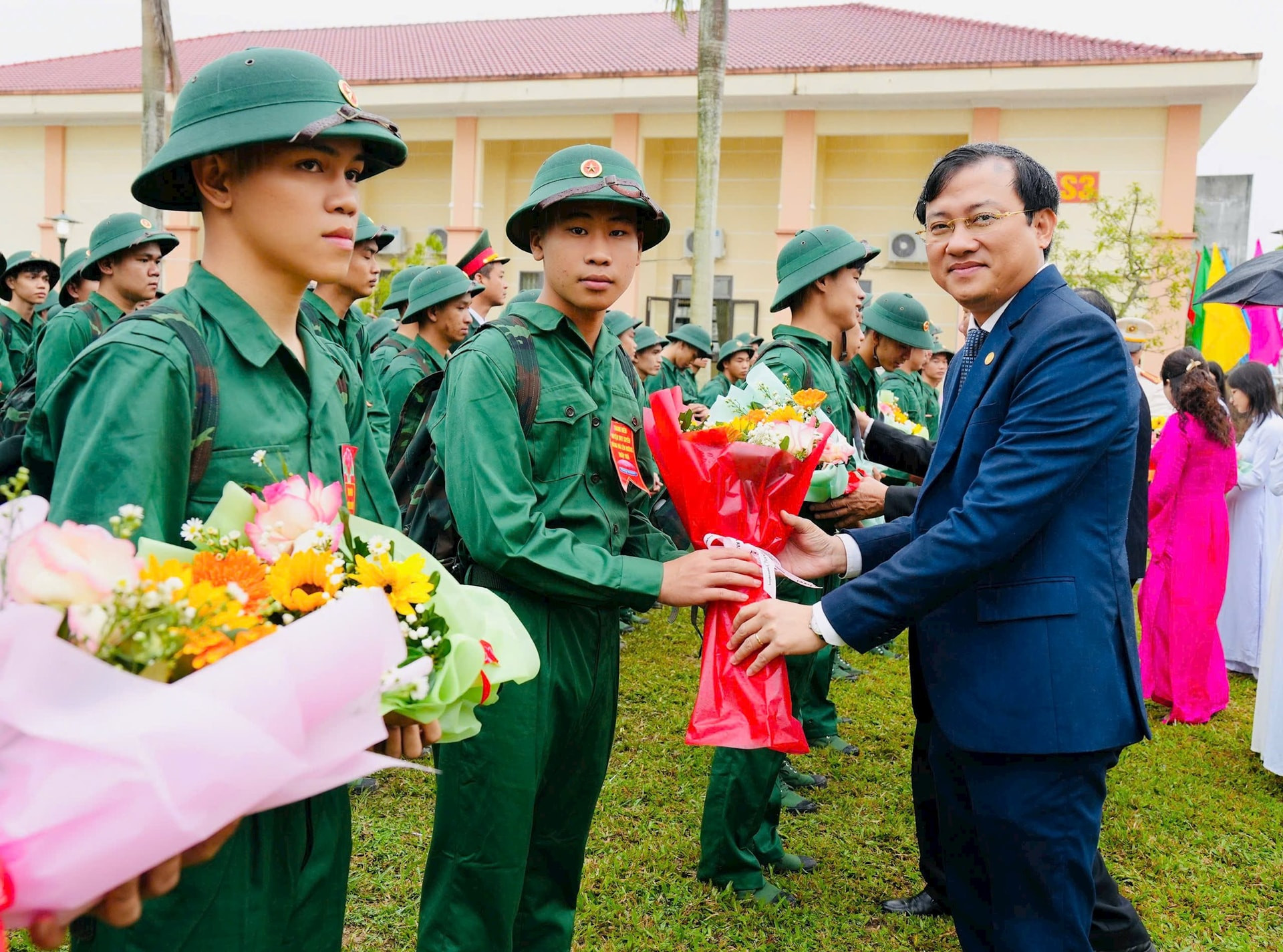 dong-chi-phan-van-binh-truong-ban-to-chuc-tinh-uy-tang-hoa-dong-vien-tan-binh.-anh-phi-thanh.jpg