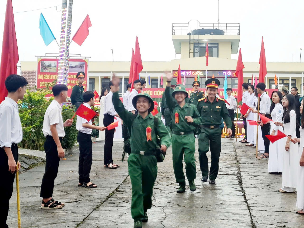 thanh-nien-vay-tay-chao-tam-biet-nguoi-than-truoc-gio-len-xe-ve-don-vi.-anh-diem-le.jpg