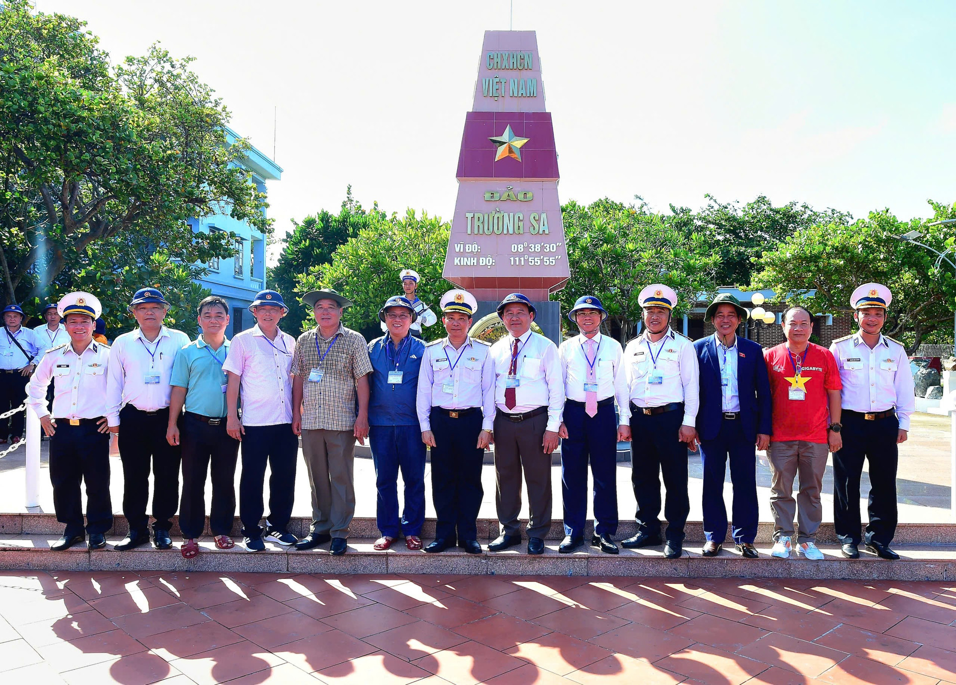 Doan Quang Nam chup hinh luu niem tai Truong Sa