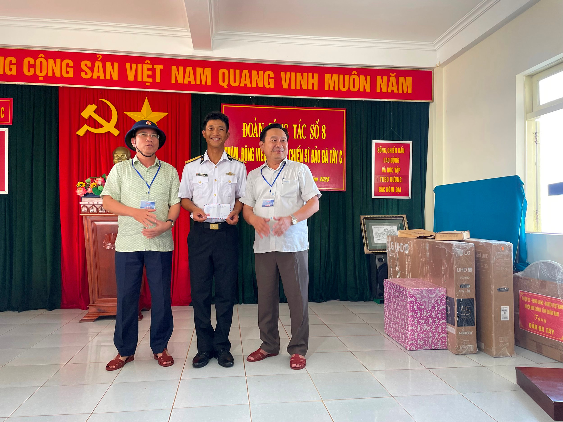 Tang qua cho con em Quang nam cong tac tai dao