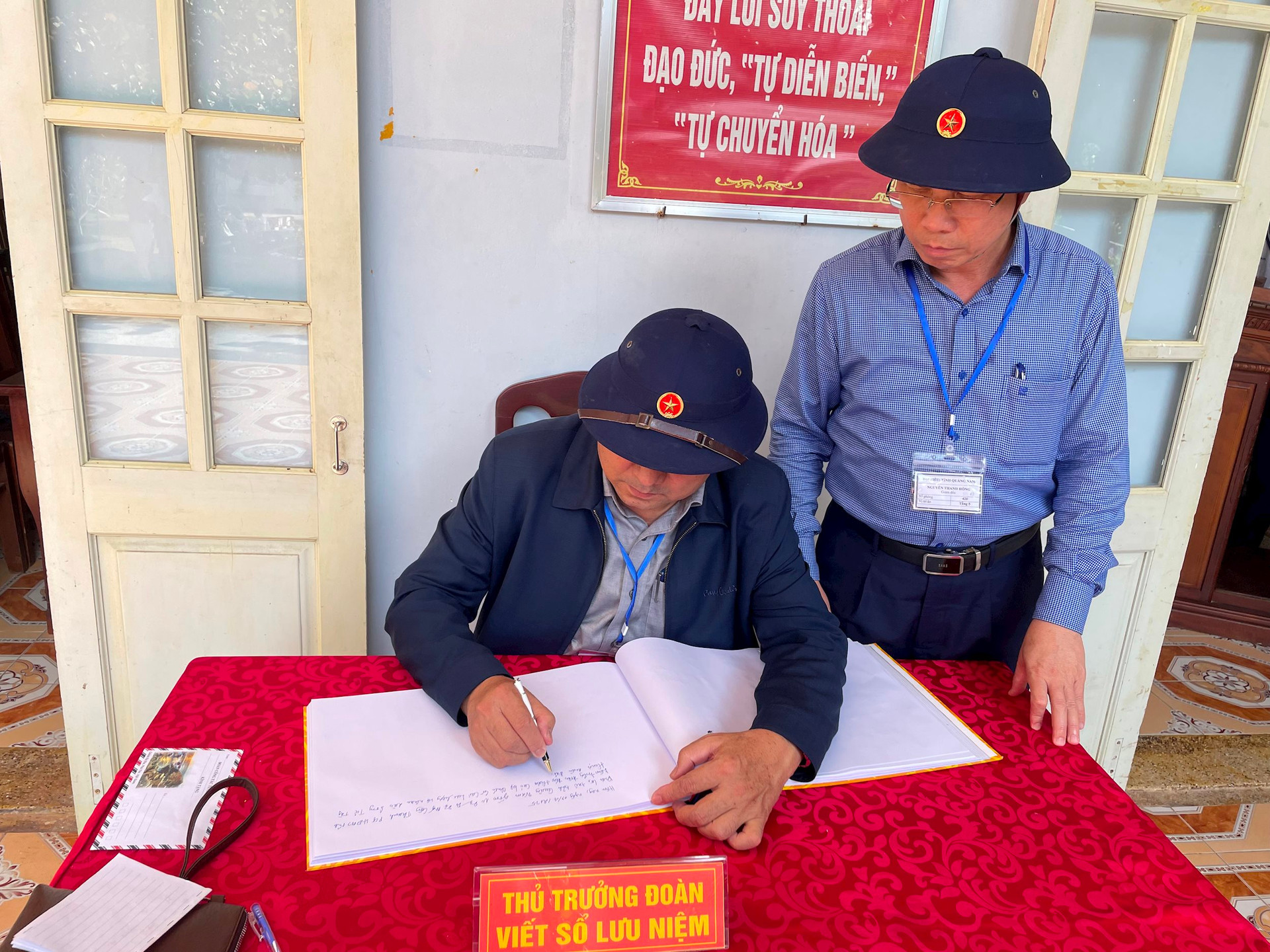Truong doan viet luu niem tai dao Sinh ton