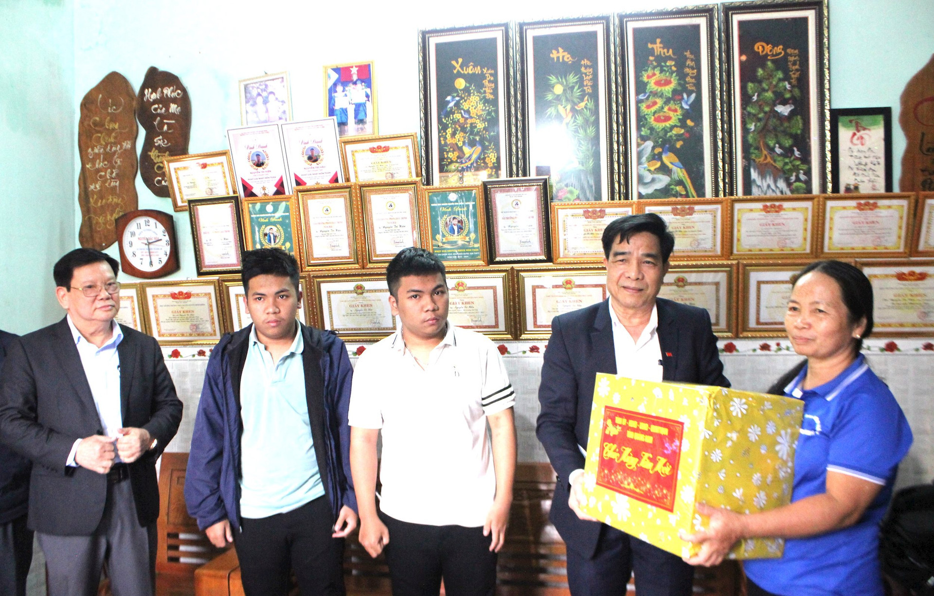 chu-tich-ubnd-tinh-le-van-dung-trao-phan-qua-tet-cho-gia-dinh-.jpg