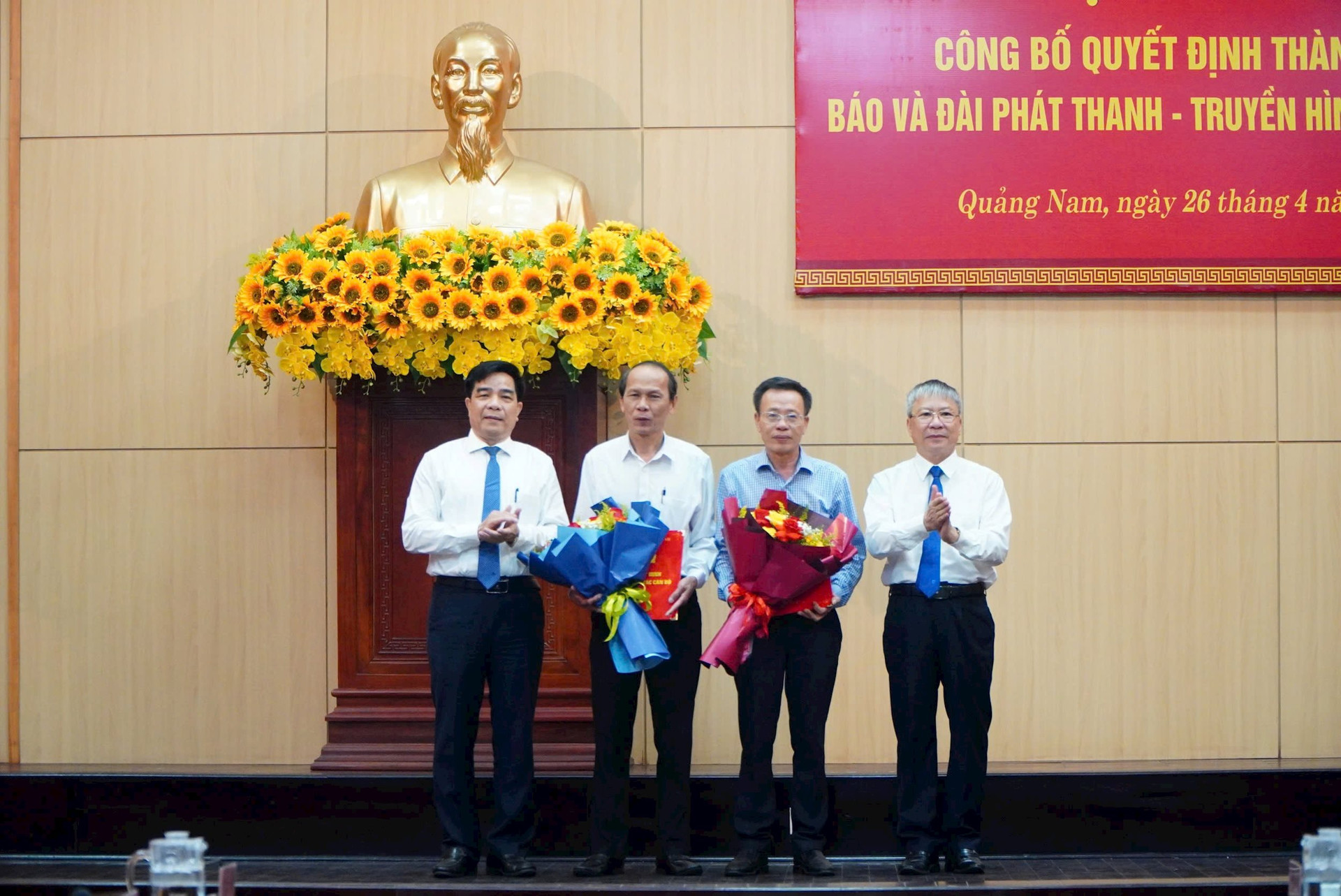 Lãnh đạo tỉnh trao quyết định nghỉ hưu theo chế độ đối với ông Lê Văn Nhi - Tỉnh uỷ viên, Tổng biên tập Báo Quảng Nam và ông Nguyễn Kim Sơn - Phó Giám đốc Đài Phát thanh – Truyền hình Quảng Nam.