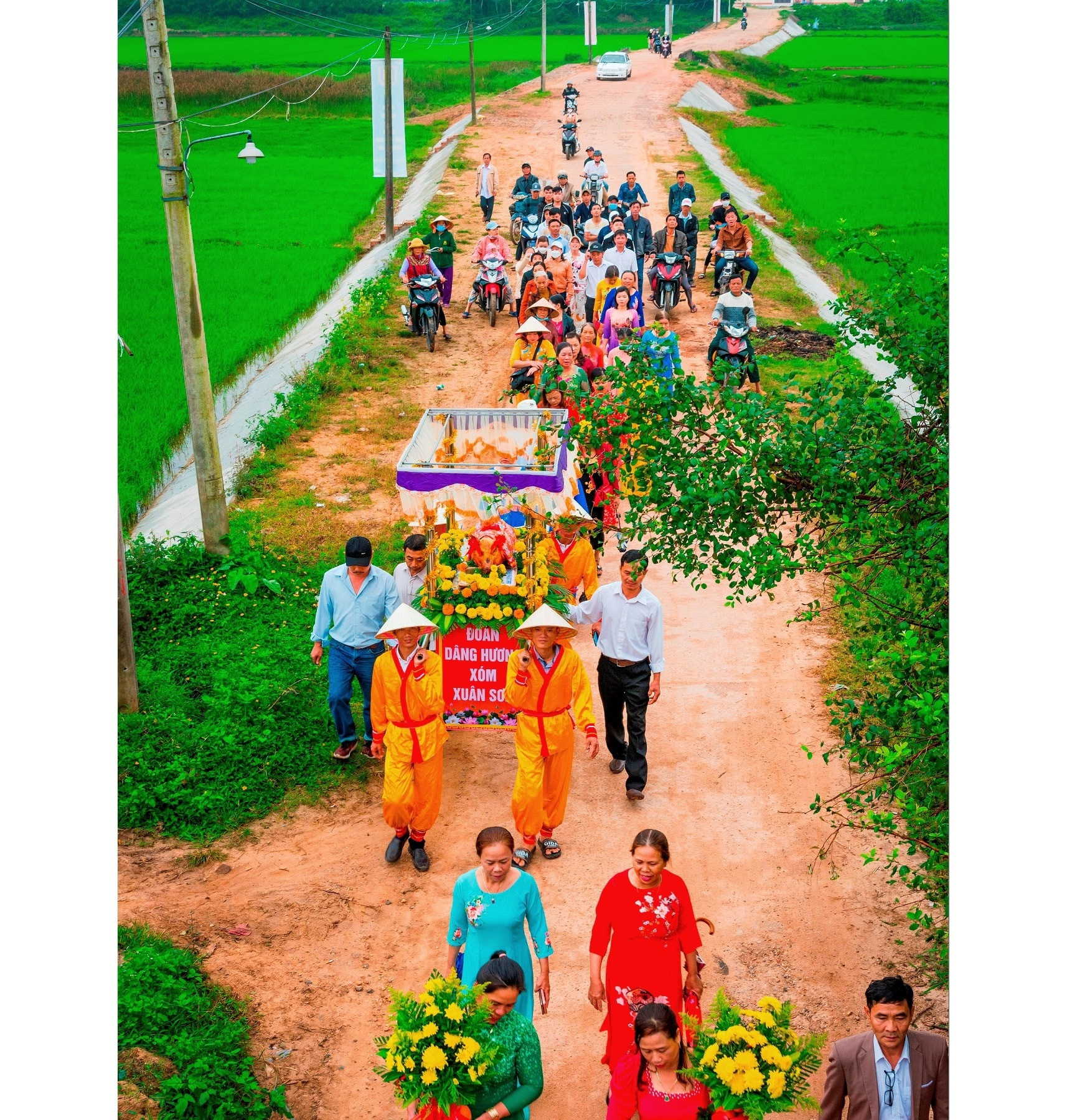 Dân làng Chiêm Sơn dâng lễ vật cúng Bà.