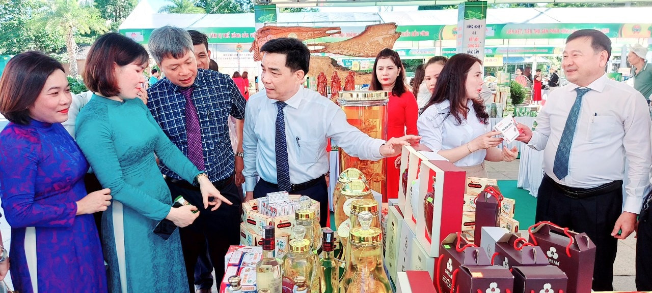 lanh-dao-tinh-tham-quan-gian-hang-1.jpg