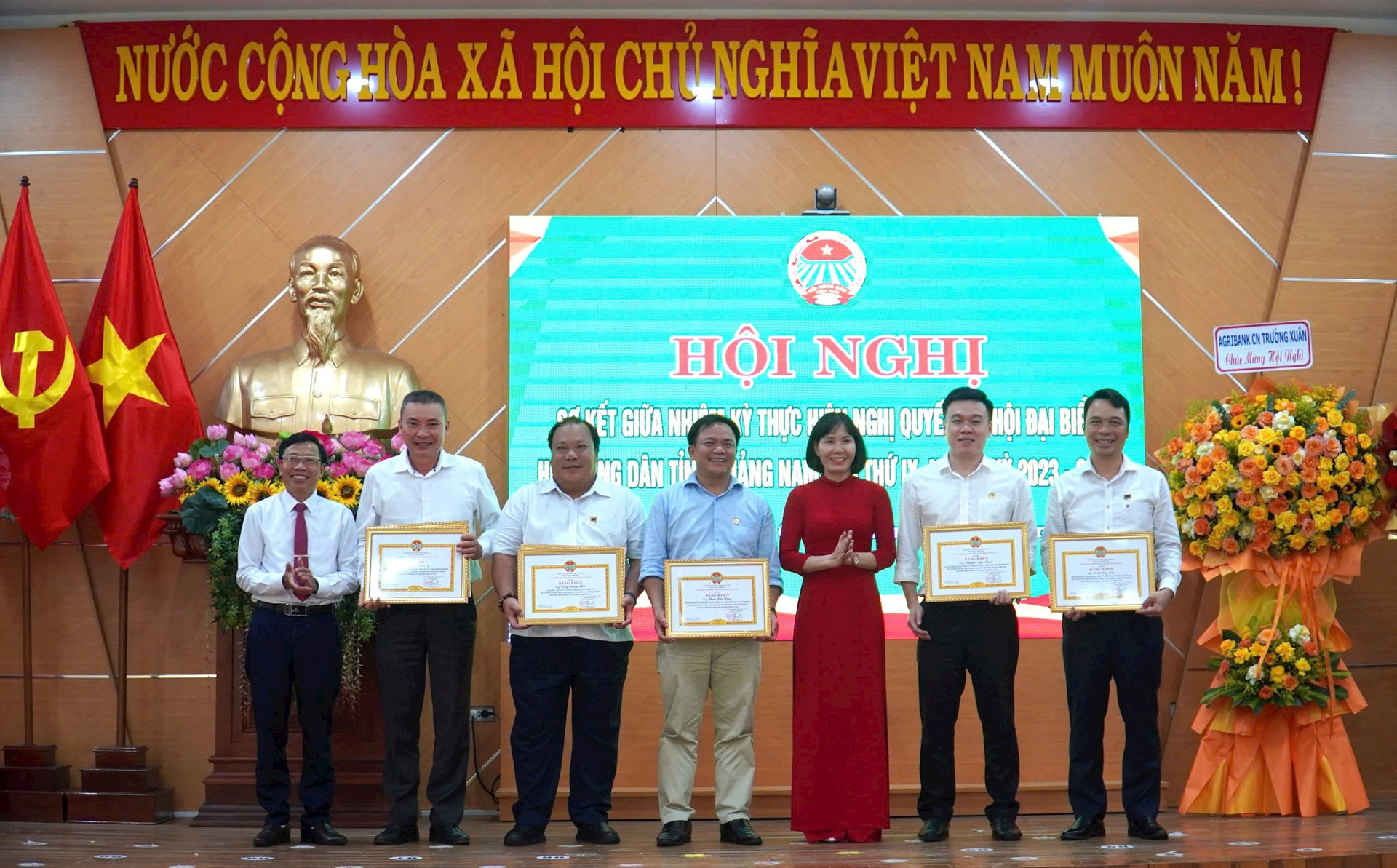 Tặng Bằng khen 