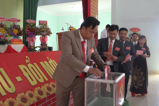 Đồng chí Phan Công Vỹ - TUV, Bí thư Huyện ủy dự Đại hội Đảng bộ xã Bình Đào lần thứ XIII