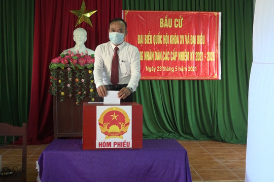 Phó Bí thư Thường trực Huyện Uỷ Lê Quang Hạt dự khai mạc bầu cử tại Bình Trị