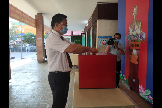 Chủ tịch UBND tỉnh Lê Trí Thanh dự khai mạc tại điểm bầu cử số 4