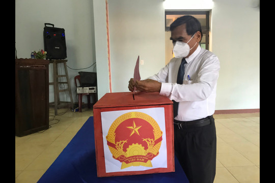 Cử tri Bình Dương phấn khởi đi bầu cử