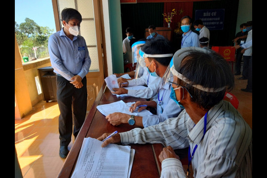 Chủ tịch UBND huyện Võ Văn Hùng kiểm tra các điểm bầu cử