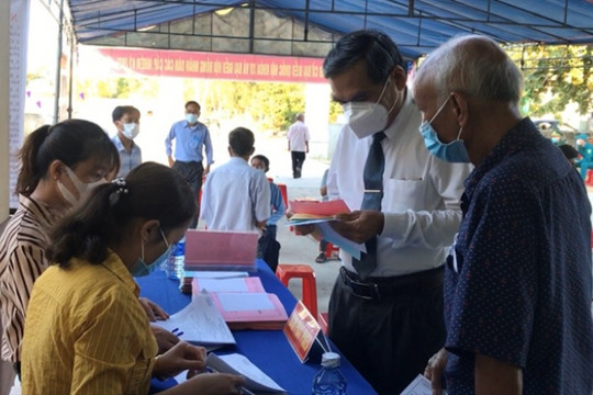 Cử tri hân hoan trong ngày hội bầu cử