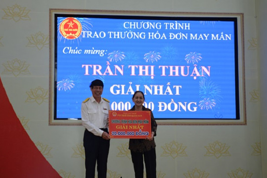 Bà Trần Thị Thuận (ở chợ Hà Lam - Thăng Bình) trúng thưởng 20 triệu đồng Chương trình “Hóa đơn may mắn” do Cục Thuế Quảng Nam tổ chức