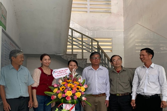 Bình Giang thăm và chúc mừng cán bộ, nhân viên y tế nhân Ngày thầy thuốc Việt Nam 27/02