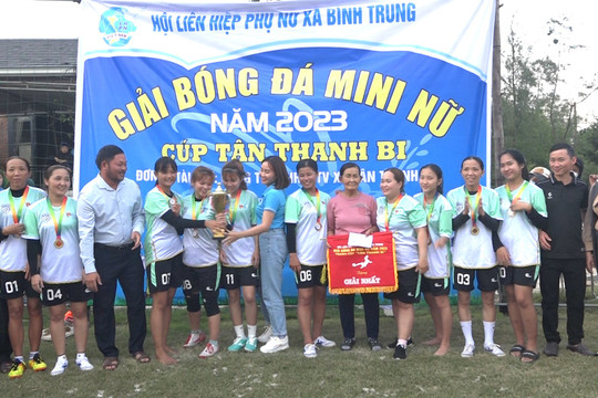 Sôi nổi giải bóng đá mi ni nữ chào mừng ngày Quốc tế phụ nữ 8.3