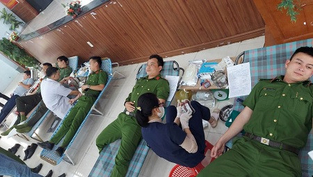 Cán bộ chiến sĩ Công an huyện Thăng Bình tích cực tham gia phong trào hiến máu tình nguyện
