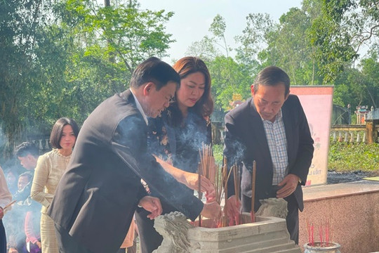 Đoàn công tác Ban Tuyên giáo Tỉnh ủy viếng hương mộ Cụ Tiểu La - Nguyễn Thành