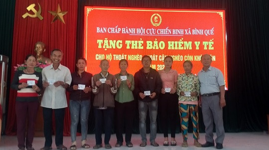 Cựu chiến binh Bình Quế: Trao thẻ bảo hiểm y tế