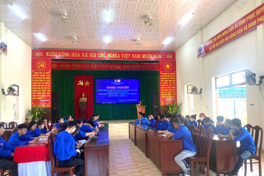 Công an xã Bình Phục phối hợp với Đoàn thanh niên xã tổ chức ra quân tuyên truyền hướng dẫn đoàn viên cài đặt ứng dụng VNeID và kích hoạt tài khoản định danh điện tử
