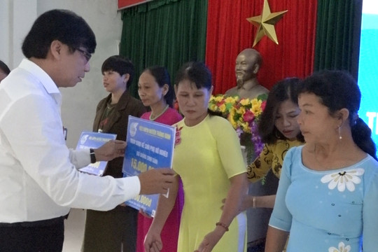 Hội LHPN huyện Thăng Bình trao sinh kế cho 34 hộ nghèo, cận nghèo