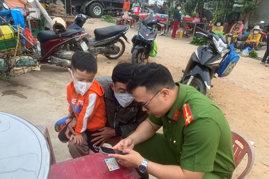 Công an xã Bình Lãnh phối hợp hướng dẫn người  dân cách cài đặt, sử dụng ứng dụng VneID