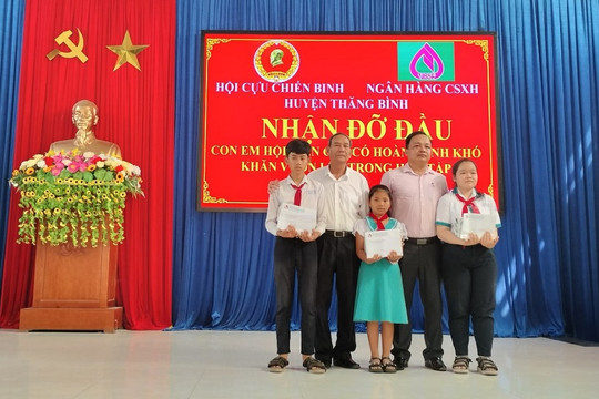 Hội CCB huyện Thăng Bình nhận đỡ đầu 19 em học sinh
