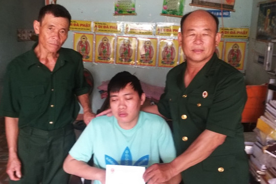 Cựu chiến binh Bình Quế tặng quà cho người khuyết tật