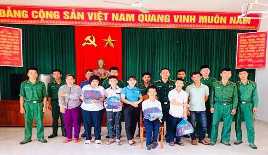 Thăm, tặng quà cho trẻ khuyết tật nhân kỷ niệm 25 năm Ngày Người Khuyết tật Việt Nam