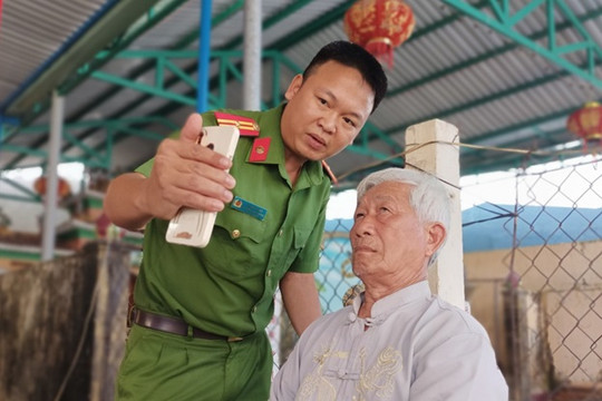 Thị trấn Hà Lam tăng cường hướng dẫn người dân cài đặt, sử dụng ứng dụng VNeID
