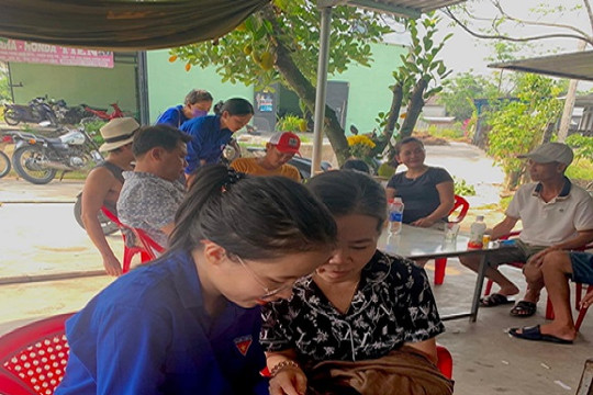 Bình Giang ra quân tuyên truyền và cài đặt ứng dụng định danh điện tử VNeID cho Nhân dân