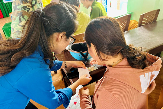 Đoàn xã Bình Trung hướng dẫn người dân cài đặt VNeID