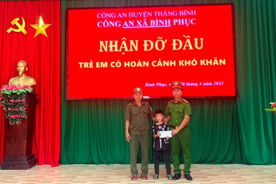 Công an xã Bình Phục nhận đỡ đầu học sinh khó khăn