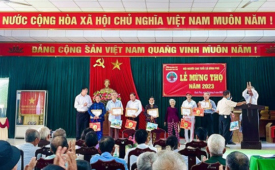 Bình Phú tổ chức mừng thọ người cao tuổi