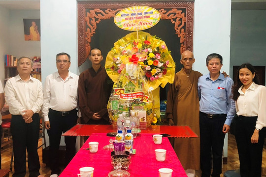 Chủ tịch UBND huyện thăm, chúc mừng nhân đại lễ Phật đản 2567