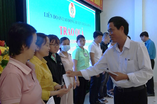 Trao 27 suất quà cho đoàn viên công đoàn khó khăn tại huyện Thăng Bình