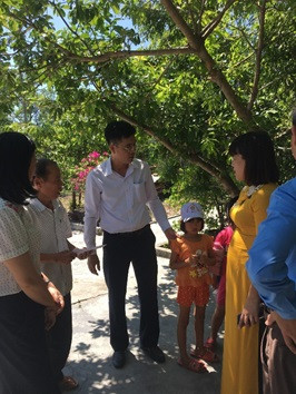 Lãnh đạo huyện thăm, tặng quà nhân dịp Tháng hành động vì trẻ em và Ngày Quốc tế thiếu nhi 01/6