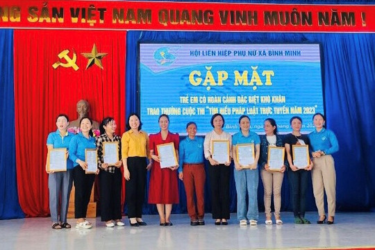 Phụ nữ Bình Minh trao thưởng cuộc thi tìm hiểu pháp luật trực tuyến
