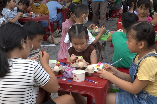 Gần 100 thí sinh Thăng Bình lần đầu tiên tham gia thi Vẽ tranh trên trứng