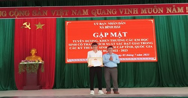 UBND xã Bình Hải tặng Giấy khen học sinh đạt giải trong các kỳ thi học sinh giỏi cấp tỉnh, quốc gia năm học 2022 - 2023