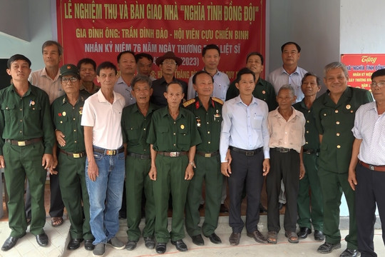 Bàn giao nhà “Nghĩa tình đồng đội” tại xã Bình Định Bắc
