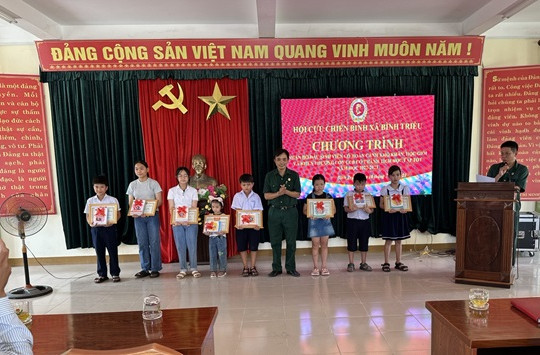 Hội CCB xã Bình Triều: Nhận đỡ đầu và khen thưởng cho con cựu chiến binh có thành tích học tập tốt