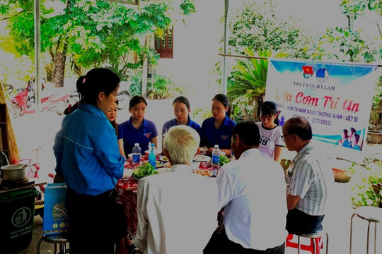 Đoàn Thanh niên thị trấn Hà Lam tổ chức “Bữa cơm tri ân” tại khu phố 6