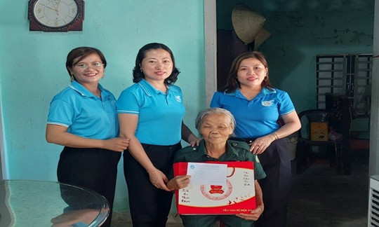 Hội LHPN huyện thăm và tặng quà cho Nữ cựu Thanh niên xung phong tại xã Bình Lãnh và Bình Đào