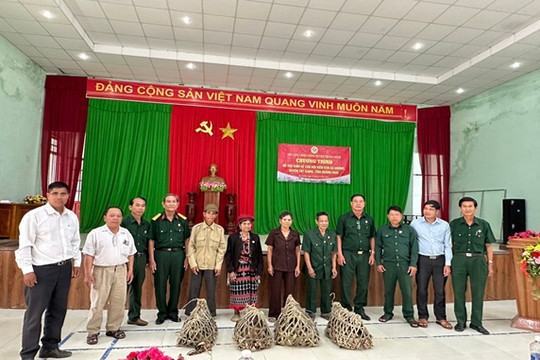 Hội Cựu chiến binh huyện Thăng Bình đến thăm và tặng quà, trao sinh kế cho cựu chiến binh có hoàn cảnh khó khăn tại xã A Nông, huyện Tây Giang